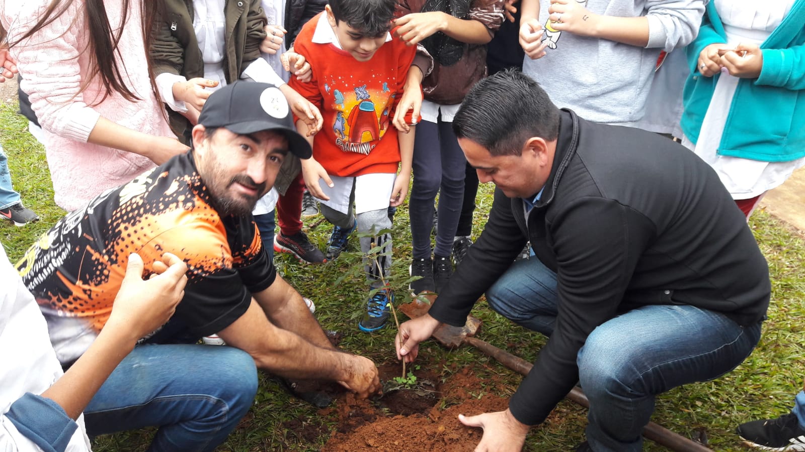 Jeep Club de Bernardo de Irigoyen aporta al cuidado del Medio Ambiente -  Agencia de Noticias Guacurari